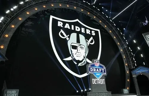 Сценарии для Las Vegas Raiders: выбор квотербека, обмен первого пика или альтернативный путь на драфте НФЛ 2026