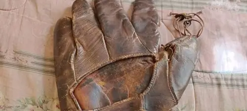 Антикварная бейсбольная перчатка