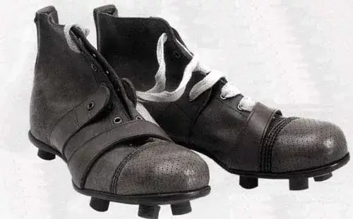 Первые футбольные бутсы