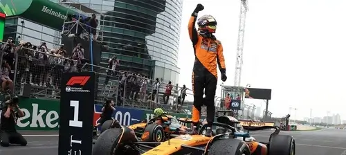 Гонщик Ландо Норрис на McLaren-Mercedes