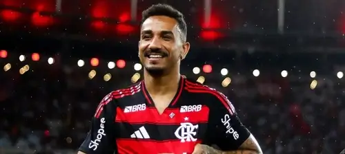 Данило одел футболку Фламенго