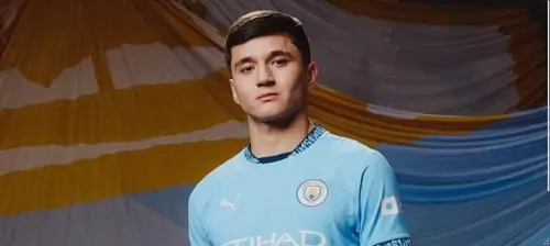 Абдукодир Хусанов в футболке Манчестер Сити