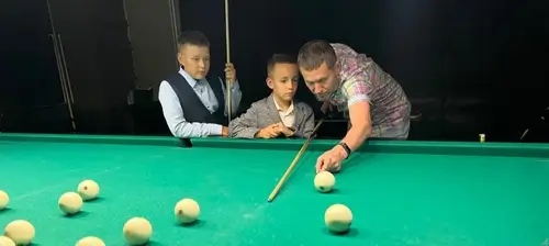 Молодые игроки в бильярд