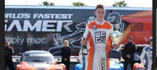 Геймер и гонщик Джеймс Болдуин