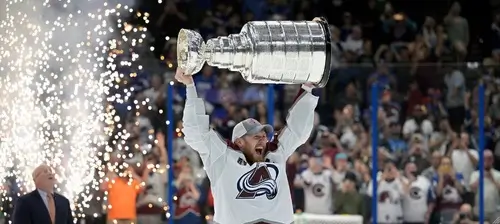 Хоккеист Валерий Ничушкин с Кубком Стэнли