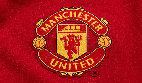 Эмблема и красные цвета Манчестер Юнайтед