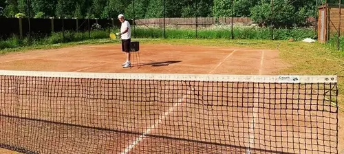 Занятие теннисом на открытом воздухе