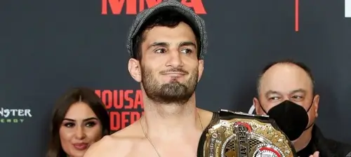 Гегард Мусаси и его чемпионский пояс